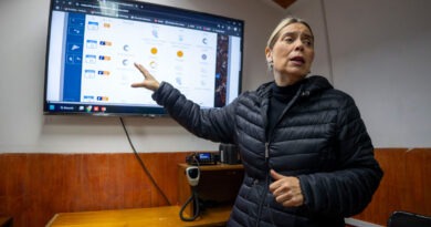 La alcaldesa de Quilpué, Carolina Corti, revisa los pronósticos meteorológicos en una pantalla.