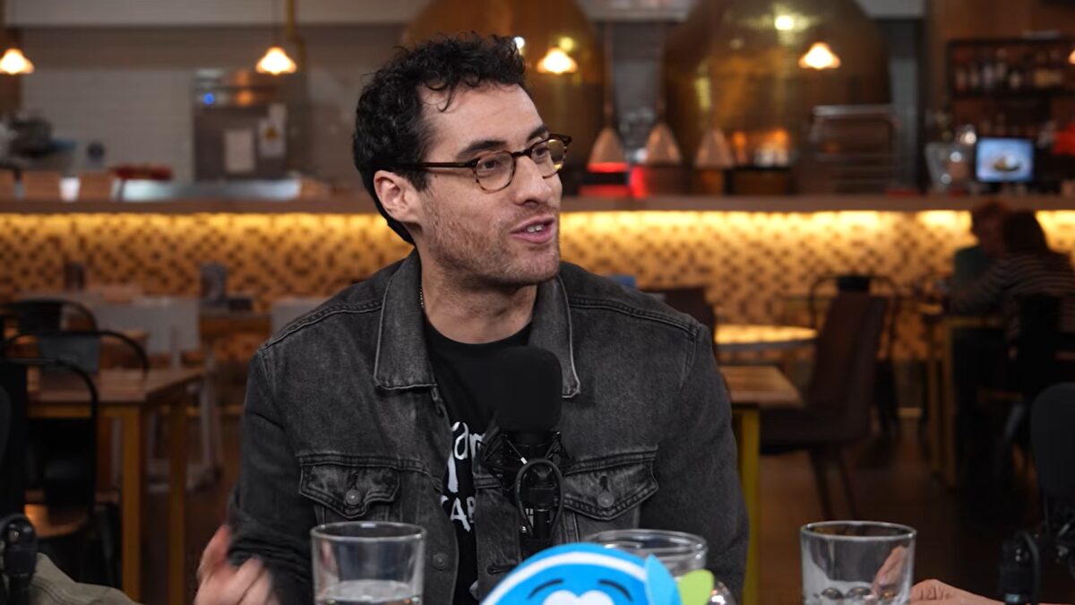 Ignacio Socías en primer plano durante la grabación del podcast.
