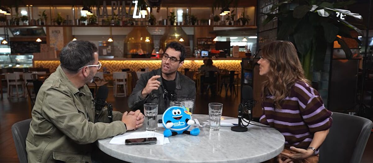 Ignacio Socías conversando con Eduardo Fuentes y María Luisa Godoy en el podcast Mari con Edu.