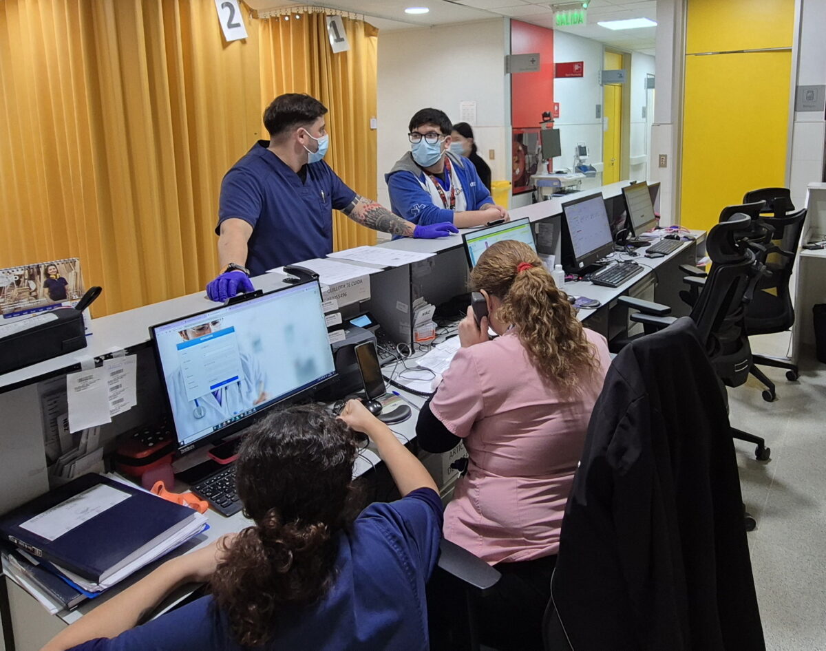 Equipos de salud trabajando en la coordinación de la red de urgencia.