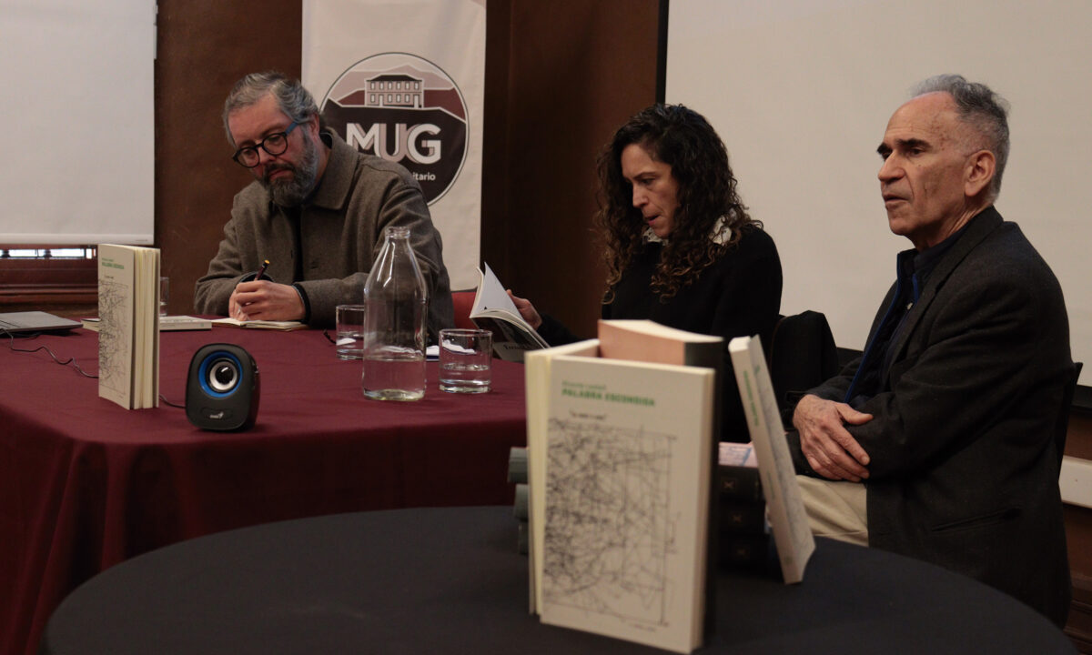 Ricardo Loebell junto a los presentadores del libro en el MUG-UPLA.