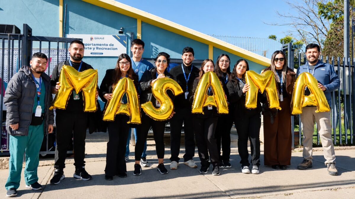 Equipo de profesionales de la salud del programa MÁS AMA sosteniendo globos que forman la sigla MASAMA.