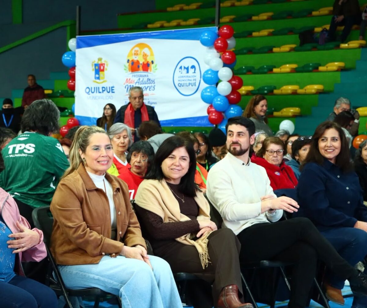 Autoridades comunales, encabezadas por la alcaldesa Carolina Corti, junto a asistentes en el lanzamiento del programa.