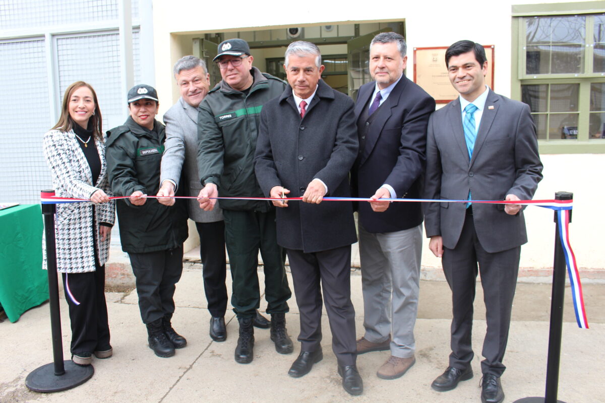 Autoridades realizando el corte de cinta inaugural del nuevo Módulo 112.