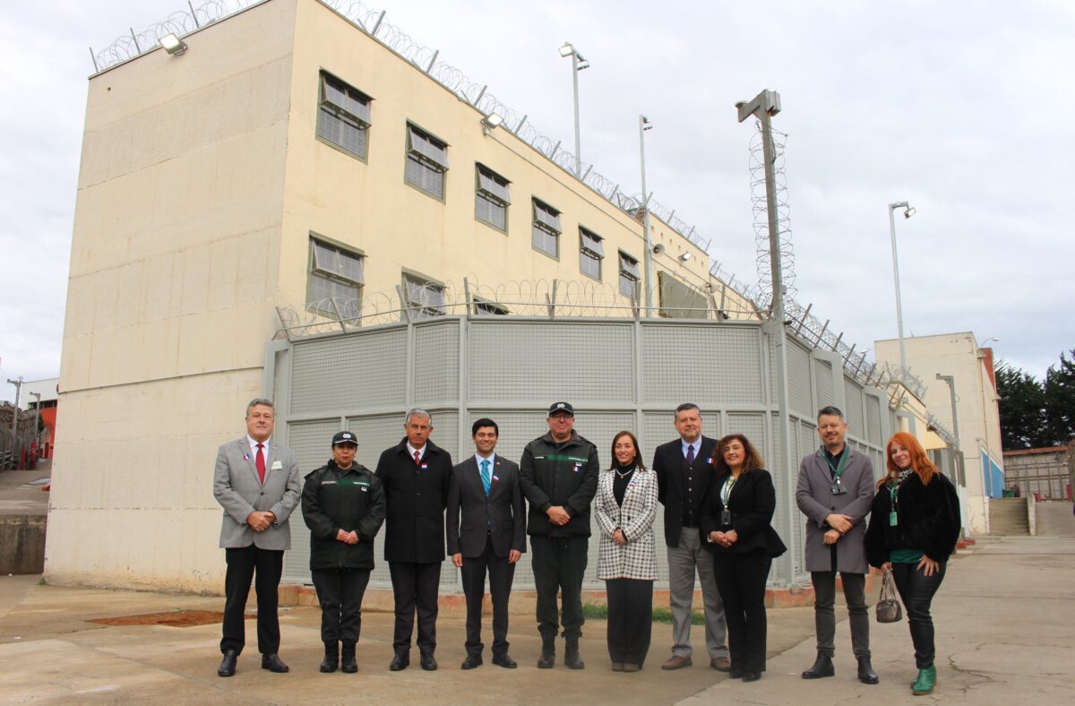 Autoridades regionales y funcionarios de Gendarmería frente al nuevo módulo del Complejo Penitenciario de Valparaíso.