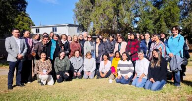 Grupo de mujeres participantes y autoridades en el taller Mujer Emprende y Crece.