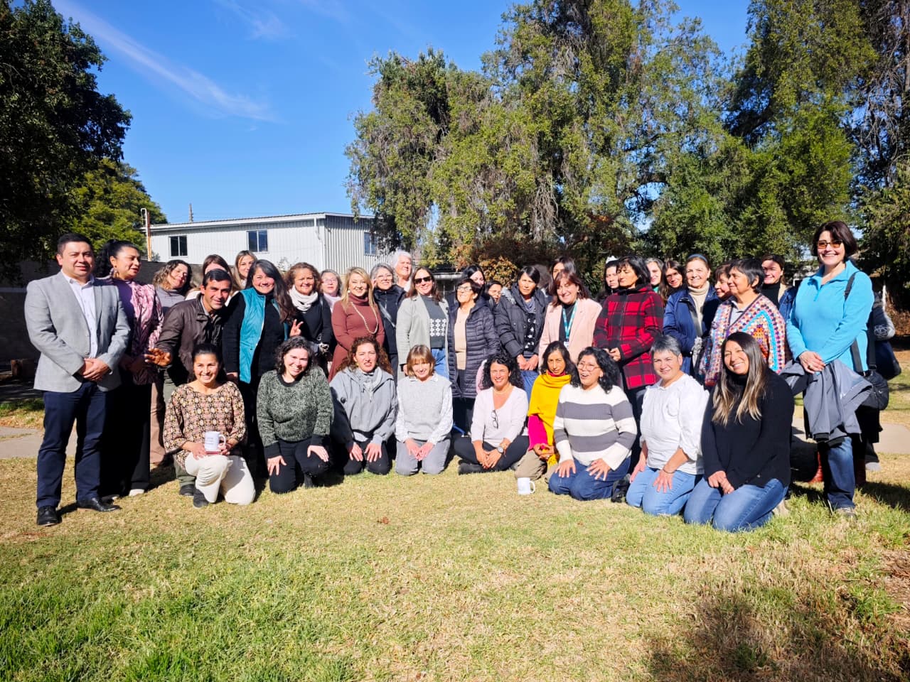 Grupo de mujeres participantes y autoridades en el taller Mujer Emprende y Crece.