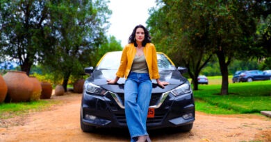 María José Illanes posando junto a un vehículo en el set de grabación.
