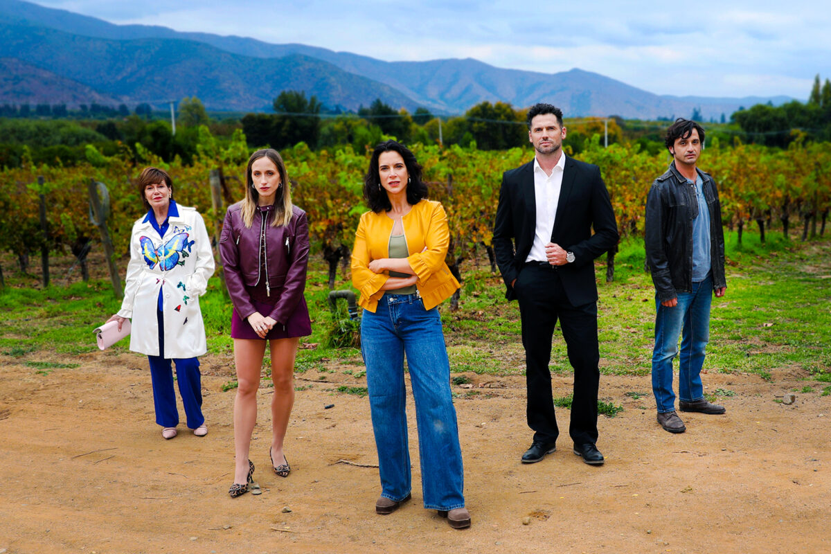 Elenco de la nueva mininovela Mira de quién te burlaste en locación exterior.