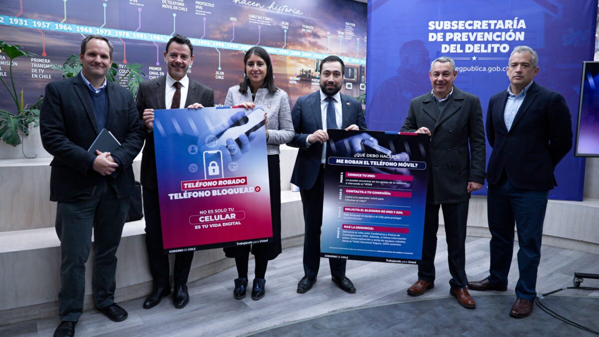 Autoridades presentan la campaña Teléfono robado, teléfono bloqueado junto a representantes de las policías y empresas de telecomunicaciones.