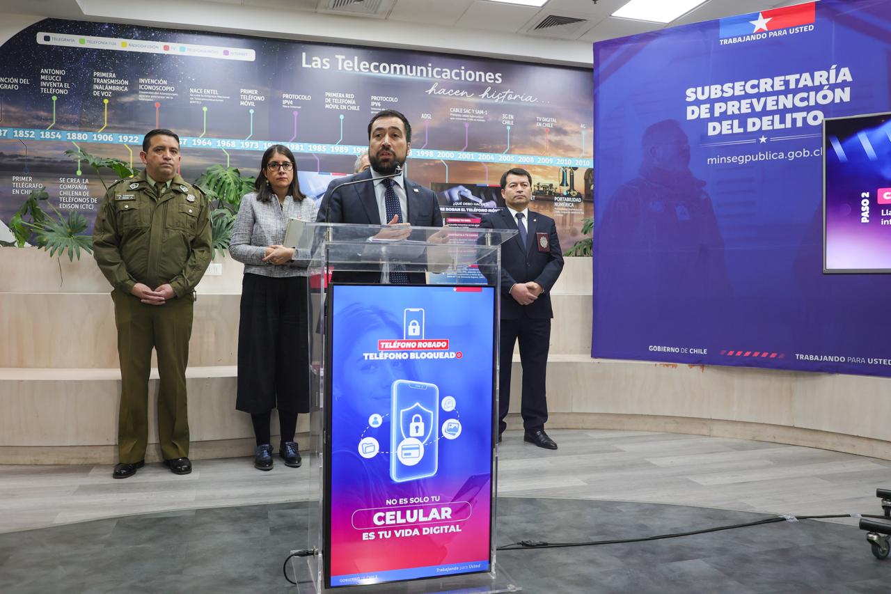 La subsecretaria de Telecomunicaciones, Romina Garrido, explica los alcances de la campaña durante la conferencia de prensa.