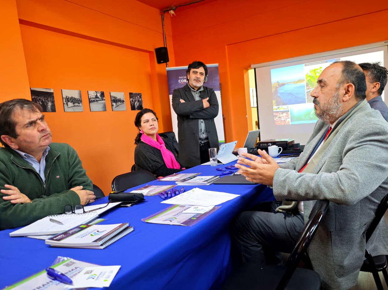 Integrantes del Comité Ejecutivo del Programa Transforma Gestión Hídrica Valparaíso durante la sesión de trabajo.
