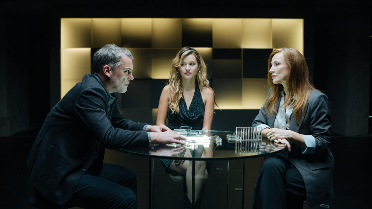 Diego Muñoz, Fernanda Finsterbusch y Sigrid Alegría en escena de Prohibida obsesión.