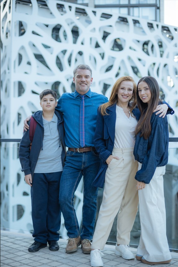 Elenco familiar de la teleserie Prohibida obsesión.