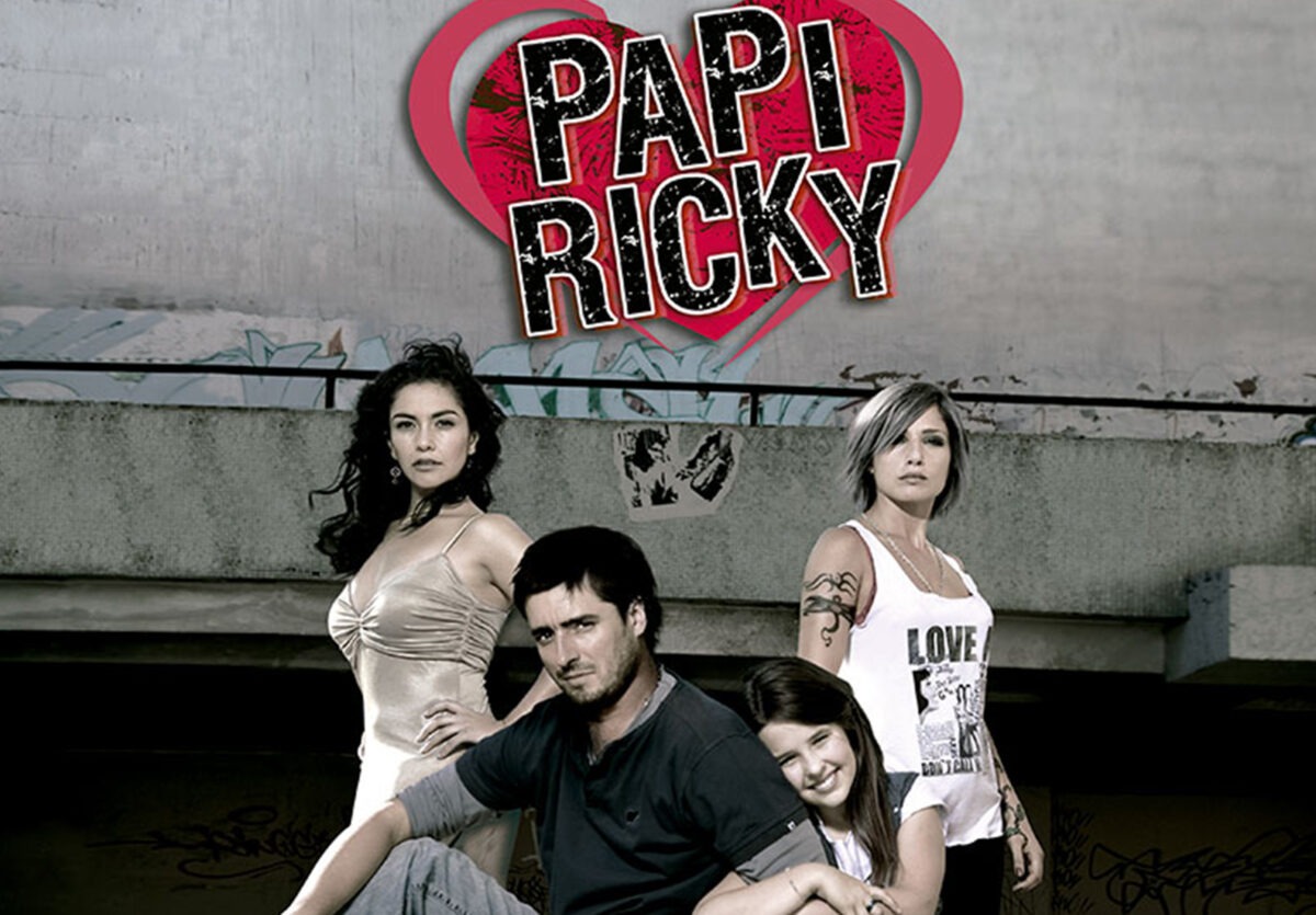 Elenco principal de la teleserie Papi Ricky en una escena promocional.