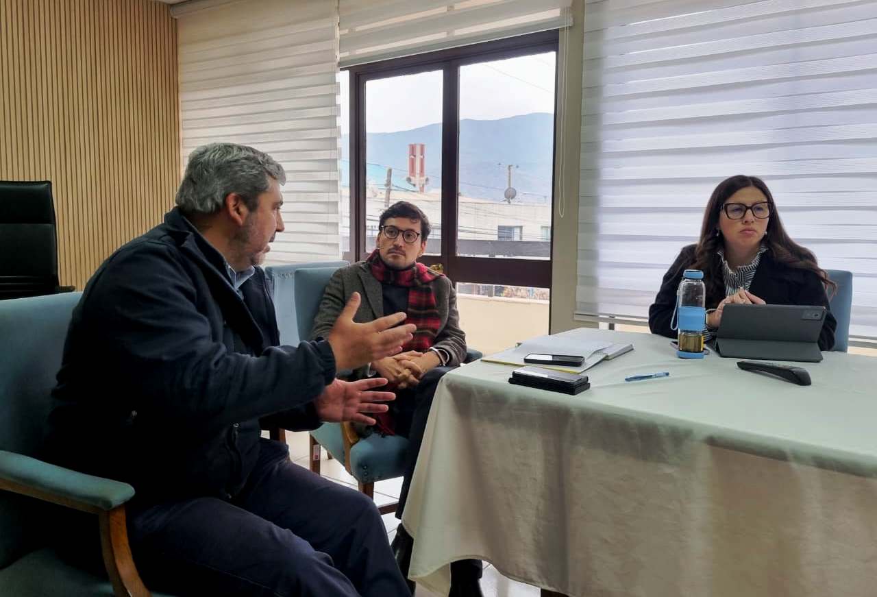El subgerente zonal Aconcagua de Esval, Rodrigo Lastra, expone detalles del plan preventivo ante el delegado provincial.