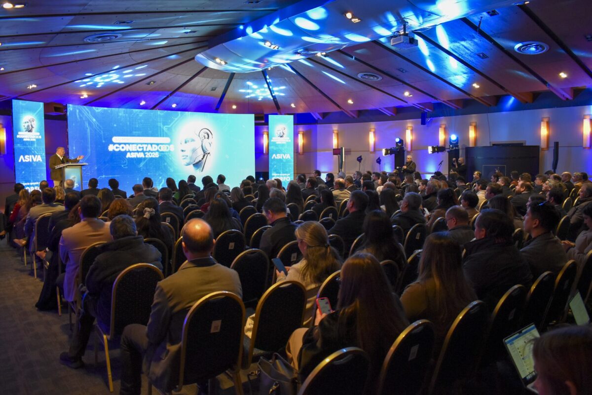 Expositor durante su presentación en el escenario principal del Summit Empresarial.