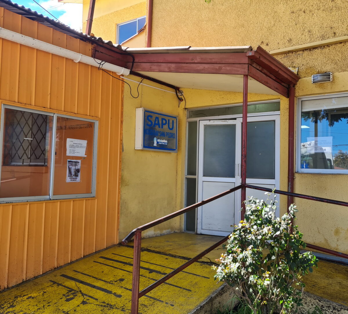 Fachada del SAPU San Pedro, dispositivo que refuerza su atención ante el sistema frontal.