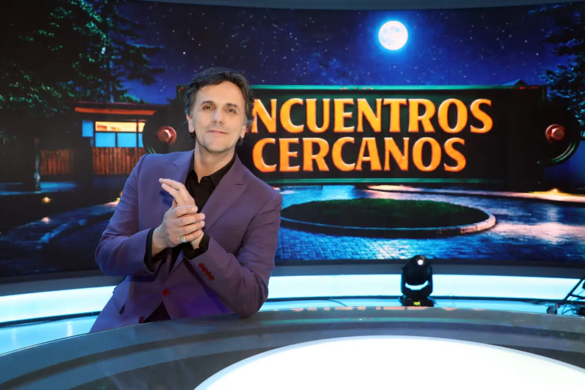 Sergio Lagos en el set del programa Encuentros cercanos.