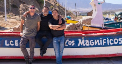 Pancho Saavedra, Jorge Zabaleta y Pedro Ruminot posan junto a una embarcación durante las grabaciones de Socios por Chile.