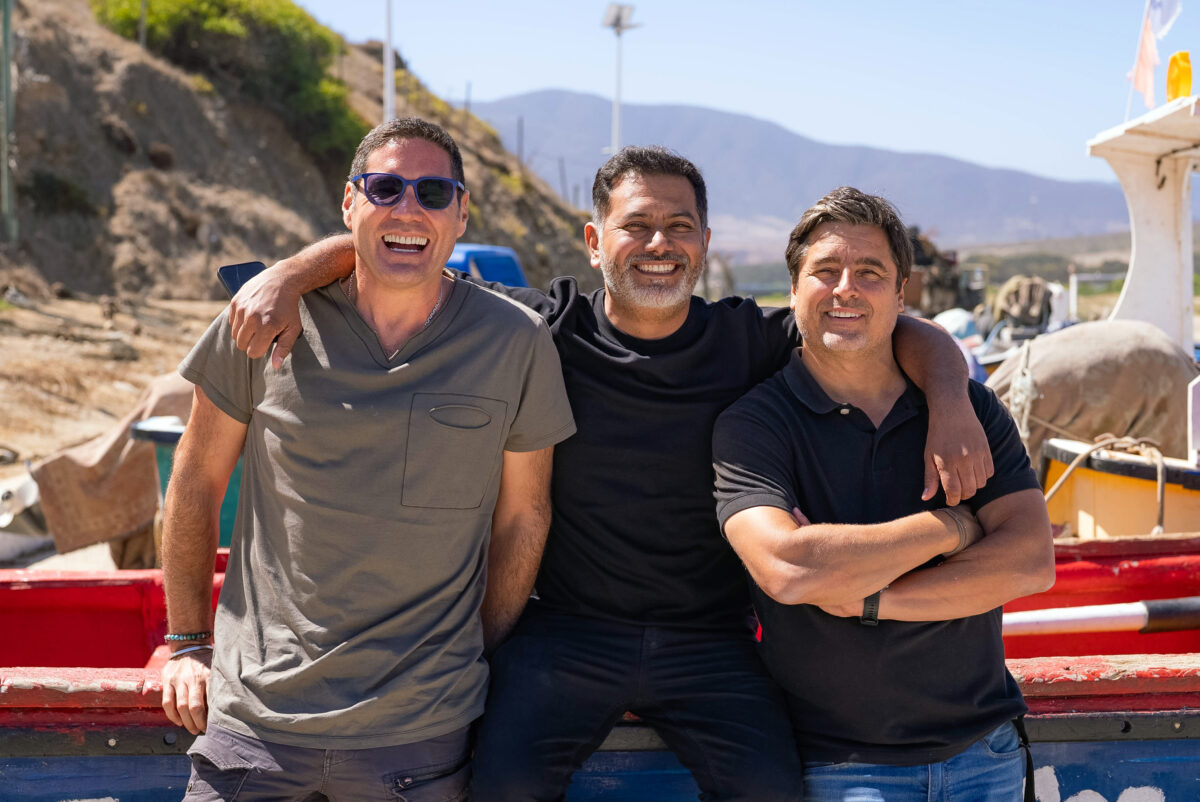 Primer plano de los conductores de Socios por Chile sonriendo durante el rodaje.