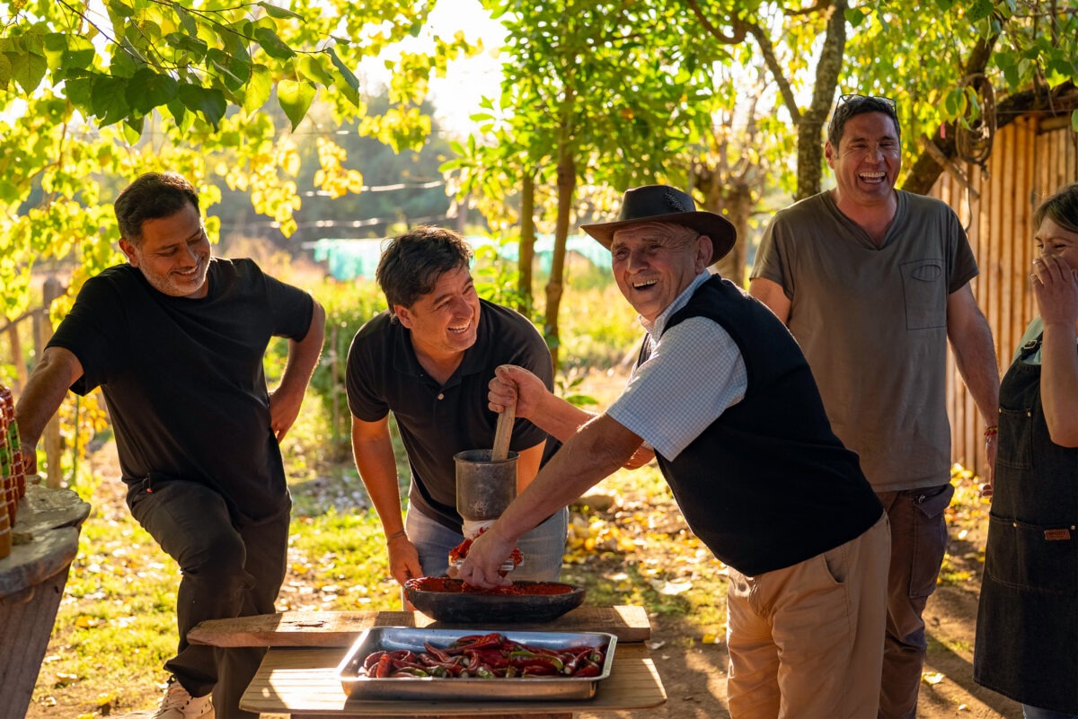 Los conductores de Socios por Chile compartiendo con un lugareño en una actividad tradicional.