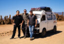 Pancho Saavedra, Jorge Zabaleta y Pedro Ruminot junto a su vehículo de viaje en una zona rural.