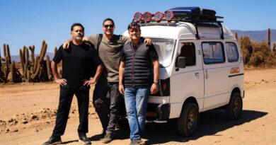 Pancho Saavedra, Jorge Zabaleta y Pedro Ruminot junto a su vehículo de viaje en una zona rural.