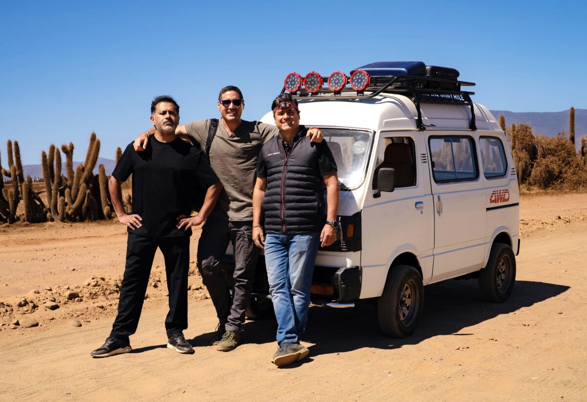 Pancho Saavedra, Jorge Zabaleta y Pedro Ruminot junto a su vehículo de viaje en una zona rural.