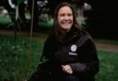 Suzanne Wylie, directora ejecutiva de Fundación Reforestemos, durante una jornada de plantación.