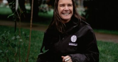 Suzanne Wylie, directora ejecutiva de Fundación Reforestemos, durante una jornada de plantación.