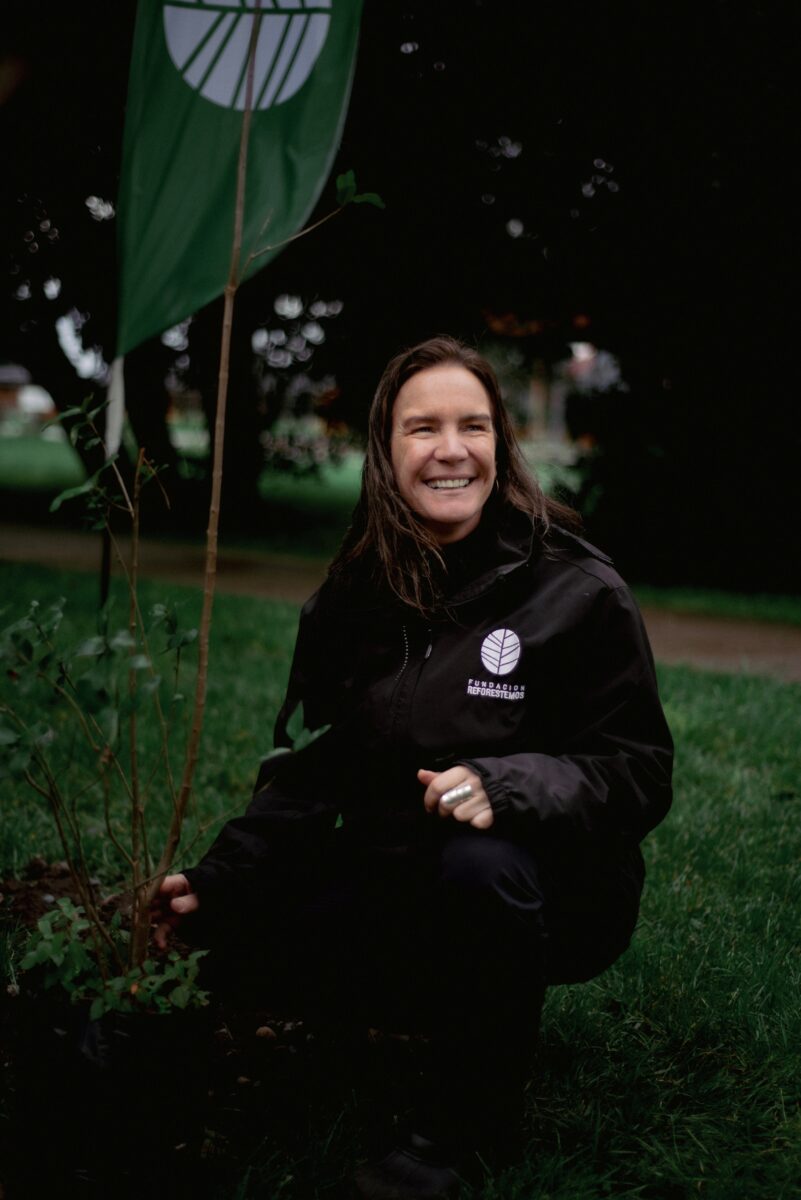 Suzanne Wylie, directora ejecutiva de Fundación Reforestemos, durante una jornada de plantación.