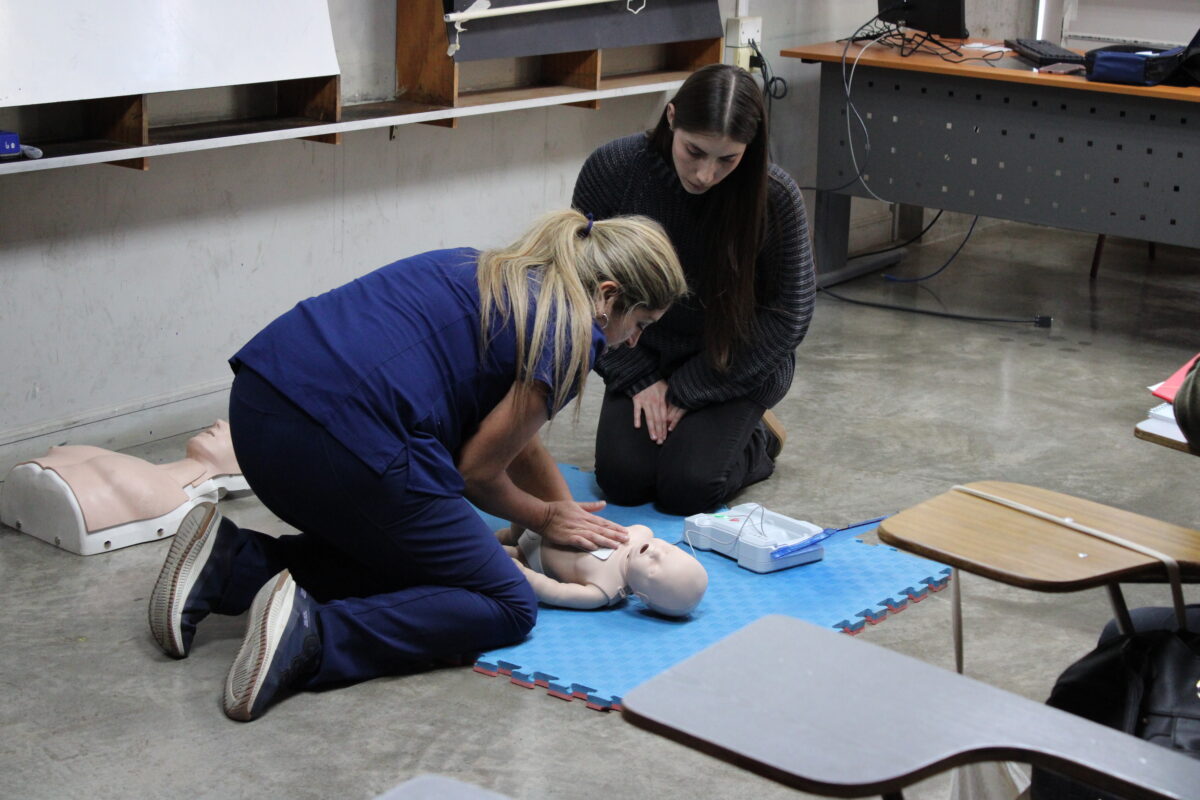 Taller práctico de primeros auxilios realizado durante la Escuela de Temporada UPLA.