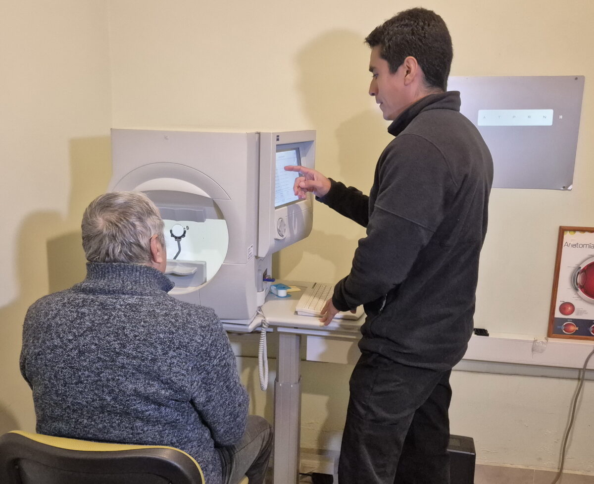 Tecnólogo médico realizando examen especializado a un paciente en la UAPO.