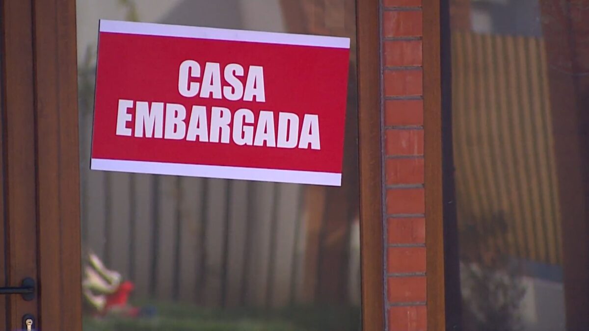 Cartel de Casa Embargada instalado en una de las viviendas del reality.