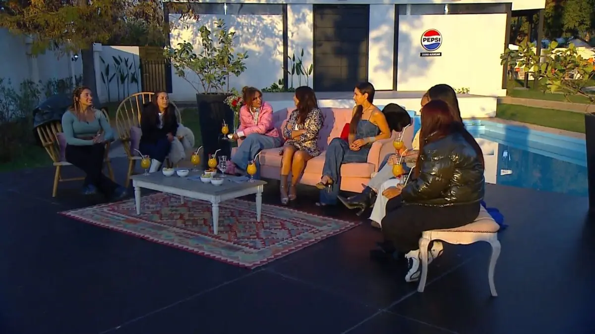 Las participantes de Vecinos al límite conversando en una reunión grupal junto a la piscina.