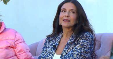 Karla Constant durante la dinámica de confesiones en el reality Vecinos al límite.
