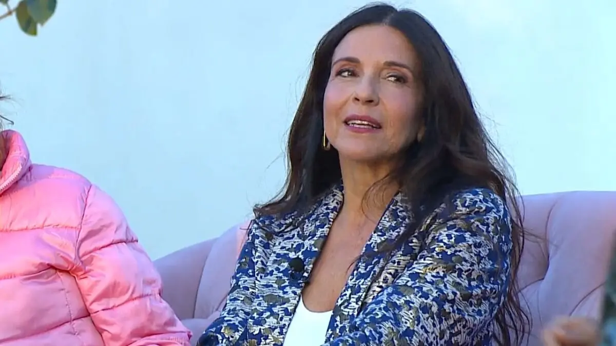 Karla Constant durante la dinámica de confesiones en el reality Vecinos al límite.