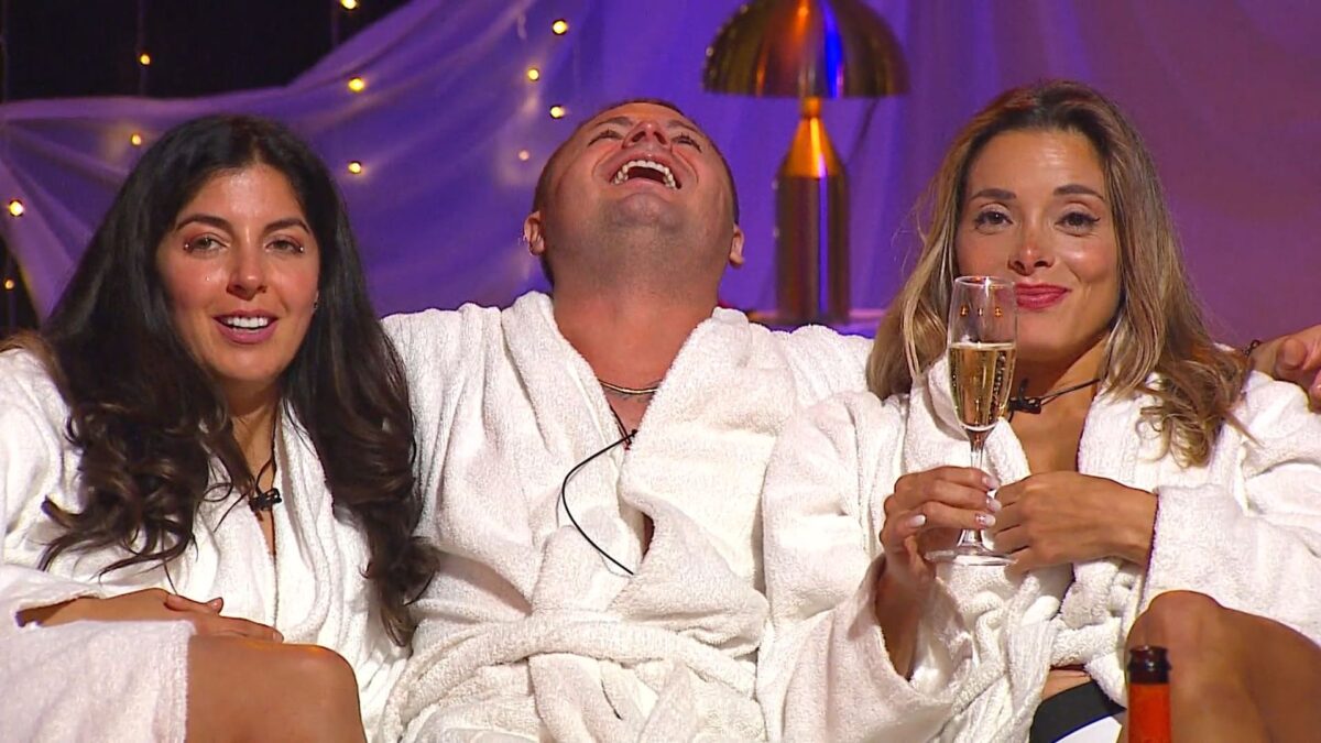 Princeso junto a Carolina y Nabila durante la velada en el reality.