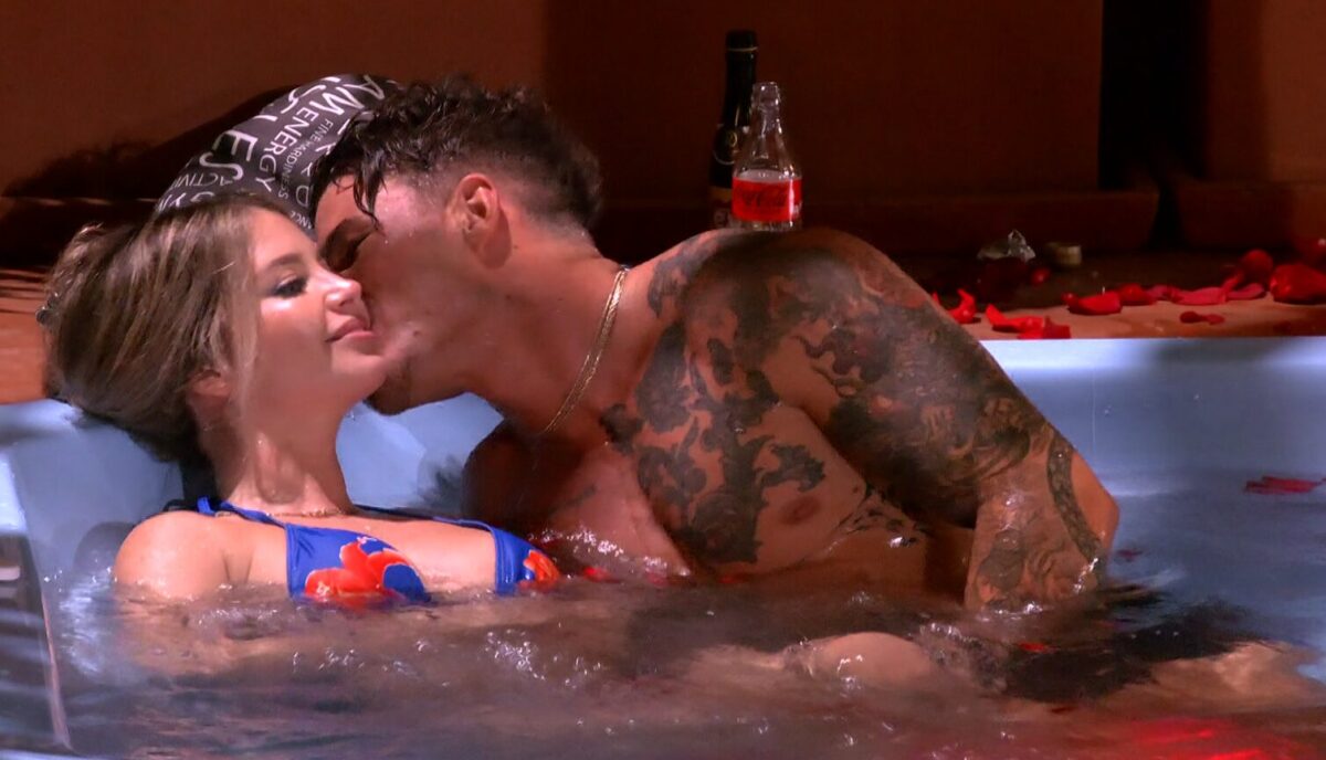 Raimundo Cerda y Flavia en una dinámica de jacuzzi en el reality.