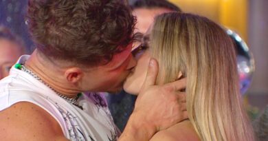 Flavia Laos y Nicolás Solabarrieta protagonizan un intenso beso durante la fiesta del reality.