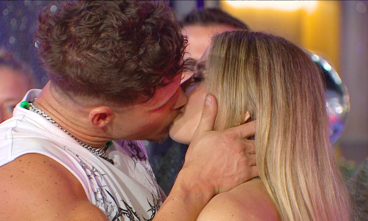 Flavia Laos y Nicolás Solabarrieta protagonizan un intenso beso durante la fiesta del reality.