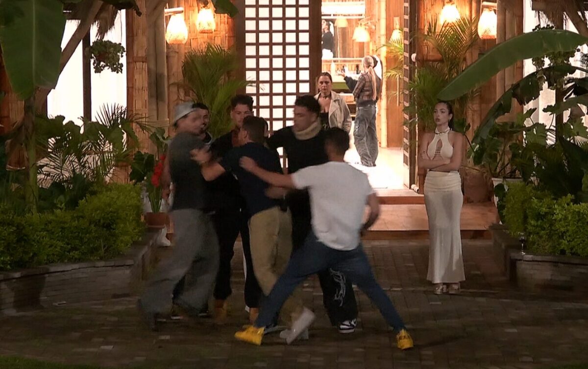 Fuerte enfrentamiento físico entre Claudio Rojas y Luis Mateucci en el patio de la casona.