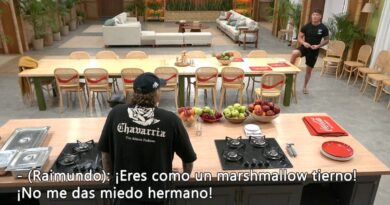 Raimundo Cerda y Nicolás Solabarrieta discuten en la cocina de la casona.