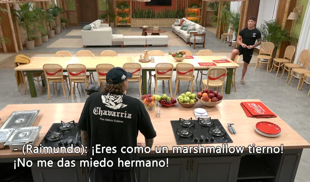 Raimundo Cerda y Nicolás Solabarrieta discuten en la cocina de la casona.
