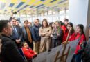 La ministra Natalia Duco y la alcaldesa Carolina Corti junto a autoridades revisando los planos del proyecto de piscinas en Quilpué.