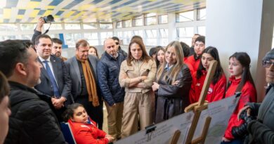 La ministra Natalia Duco y la alcaldesa Carolina Corti junto a autoridades revisando los planos del proyecto de piscinas en Quilpué.