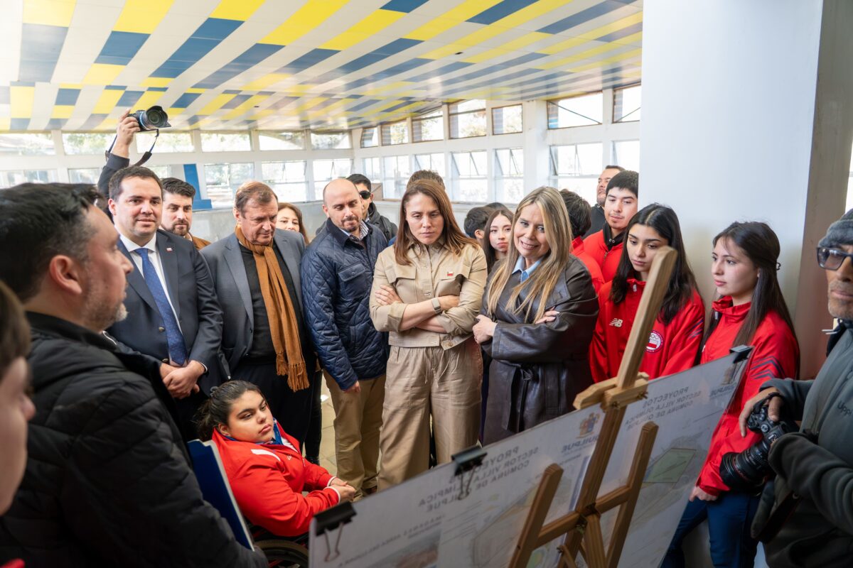 La ministra Natalia Duco y la alcaldesa Carolina Corti junto a autoridades revisando los planos del proyecto de piscinas en Quilpué.
