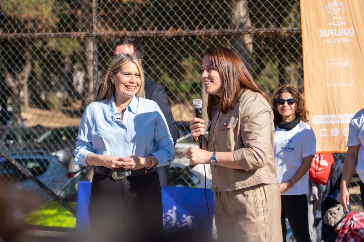 La alcaldesa Carolina Corti y la ministra Natalia Duco conversando durante la actividad deportiva en Quilpué.