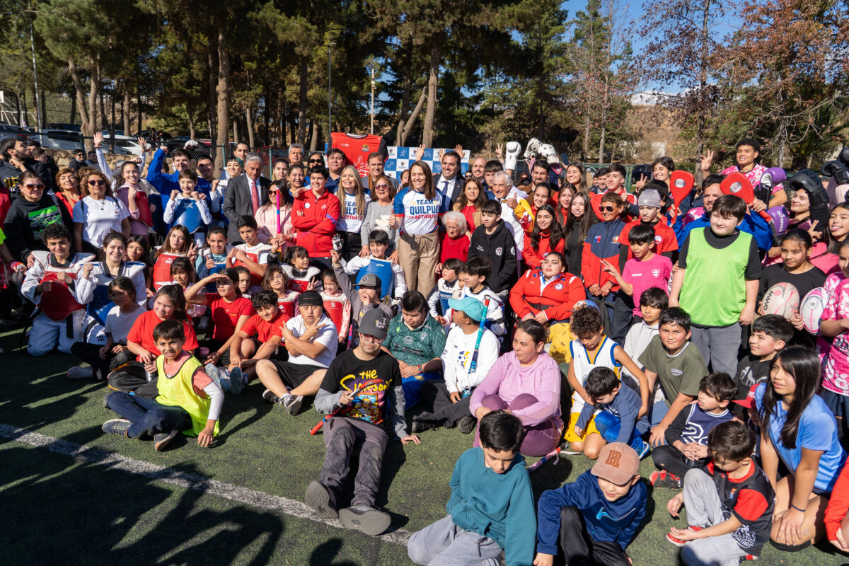 Fotografía grupal de la ministra Natalia Duco, la alcaldesa Carolina Corti y los niños participantes de los talleres deportivos en el Estadio Municipal.